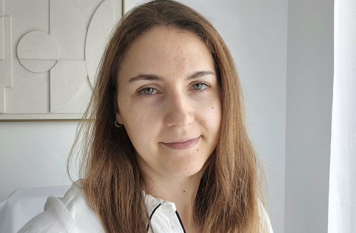 Portrait de Tatiana au naturel partageant son expérience sur l'acné adulte et la santé de la peau