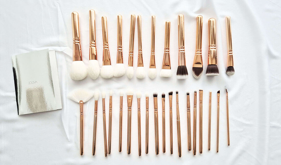 Les 30 pinceaux du set Zoeva Rose Gold alignés pour le maquillage visage et yeux