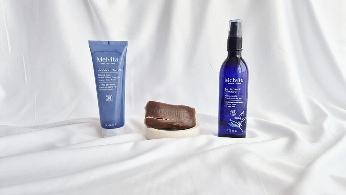 Produits pour le double nettoyage du soir avec le gel-en-huile Melvita, un savon Propolia et l'eau florale de bleuet