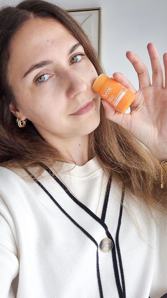 Test d'application directe de l'Ultra Stick Invisible SPF 50 d'Avène sur la joue.