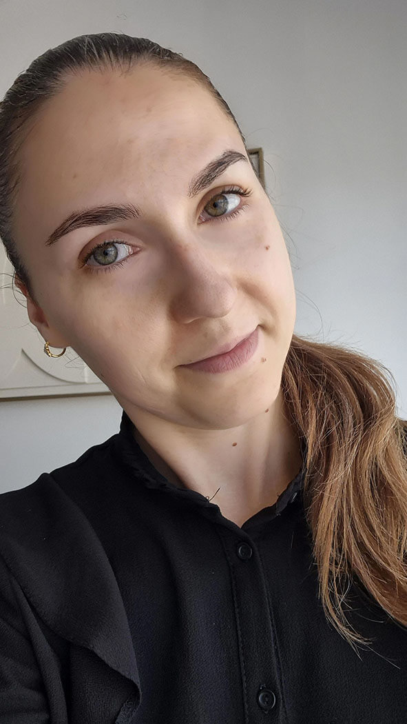 Portrait de face montrant le rendu final et naturel des sourcils maquillés avec le feutre Slim Liquid Eyeliner Judydoll