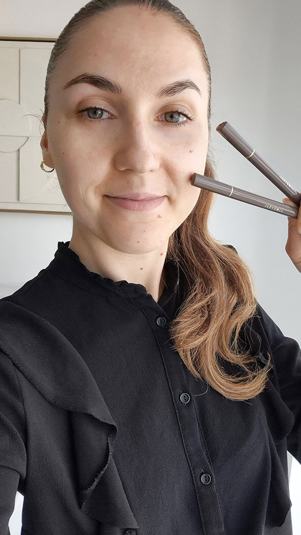 Présentation des deux stylos feutres Slim Liquid Eyeliner Judydoll tenus en main
