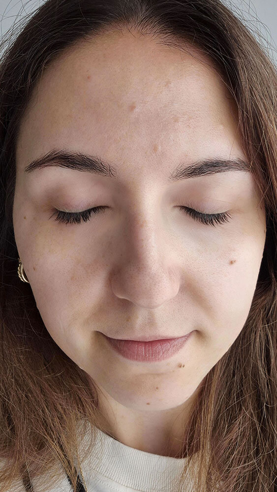 Rendu final de l'Ultra Stick Invisible SPF 50 d'Avène appliqué sur l'ensemble du visage.