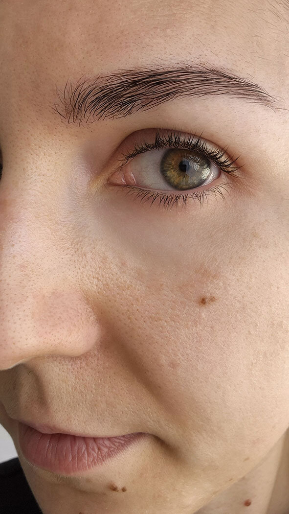 Gros plan sur un sourcil comblé et dessiné avec précision grâce au feutre Judydoll