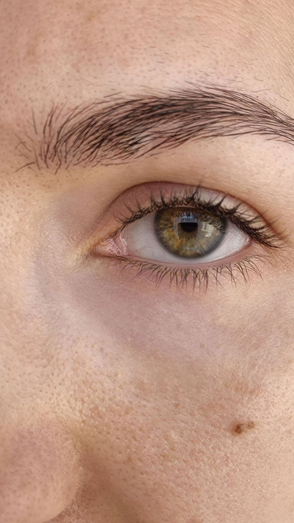 Gros plan sur un sourcil naturel clairsemé avant l'application de maquillage