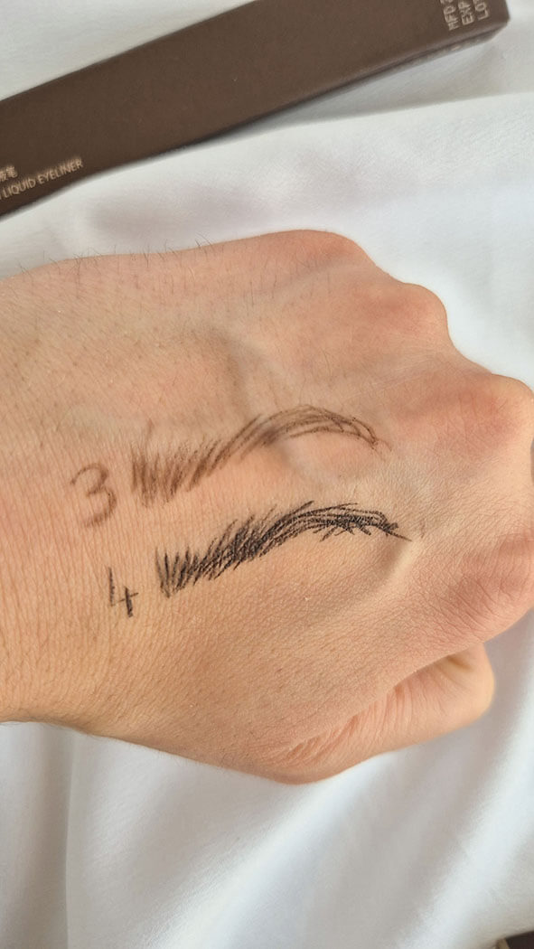 Swatches sur la main des teintes 03 Medium Brown et 04 Gray Brown du feutre Slim Liquid Eyeliner Judydoll