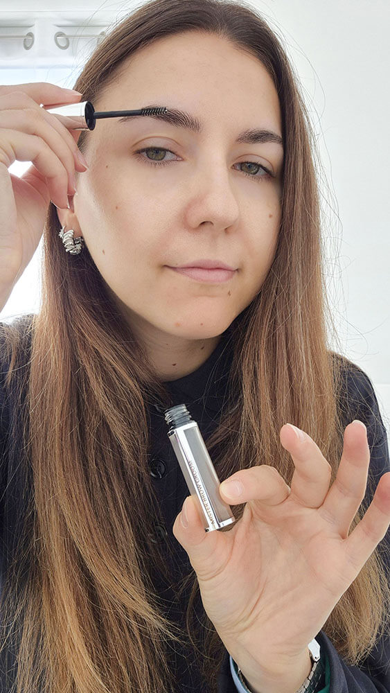 J’applique le gel fixateur Mister Brow Groom de Givenchy sur mes sourcils à l’aide de sa brosse.