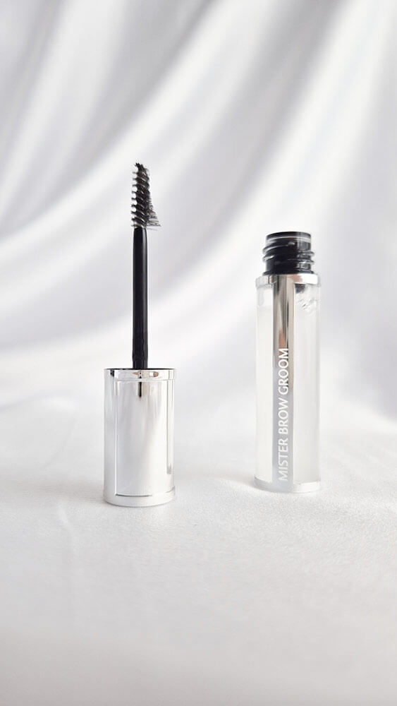 Brosse applicatrice du gel fixateur Mister Brow Groom de Givenchy sortie de son tube.