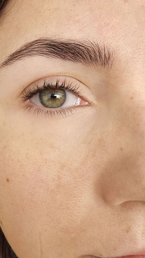 Gros plan sur mon sourcil après application du gel fixateur Mister Brow Groom de Givenchy.
