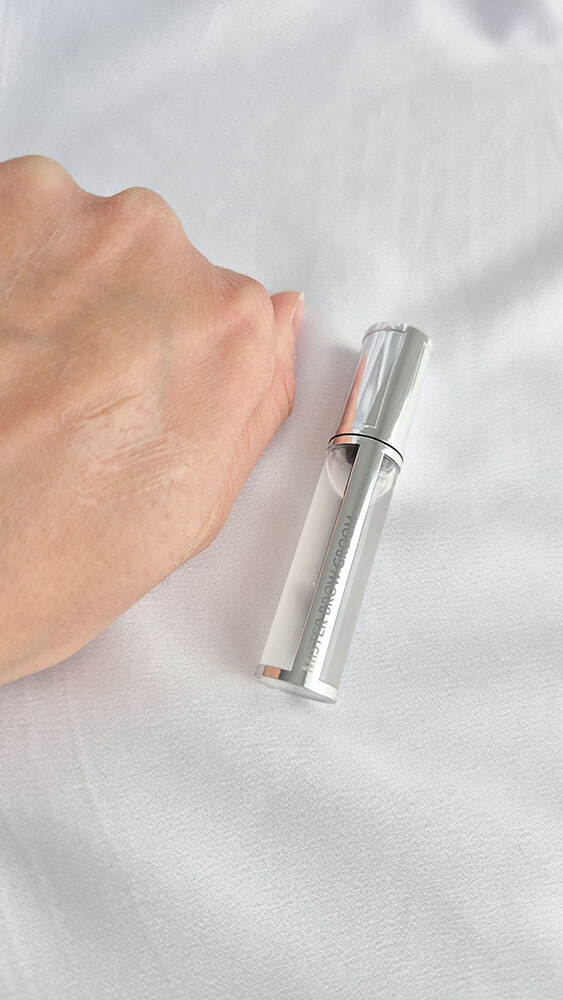 Gel transparent visible à l’intérieur du tube Mister Brow Groom de Givenchy.